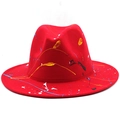 Dettaglio del cappello fedora rosso con schizzi di vernice artistici e tesa larga piatta - M (56-58cm) / Rosso