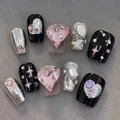 Detail von handgemachten Kunstnägeln mit rosa Herz-Strasssteinen und silbernem Schmetterling - 16-schwarz-rosa-herzball