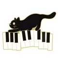 Gros plan d'une épinglette en émail avec chat noir mignon, touches de piano et bord doré - Chat sur Touches de Piano (XZ7444)