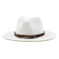 Dettaglio del cappello di paglia bianco con fascia intrecciata marrone e piuma di metallo - M(56-58cm) / Bianco