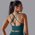 Détail du soutien-gorge de sport avec bretelles croisées et texture côtelée vert foncé - S / Hauts / Vert de Nuit