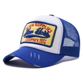 Λεπτομερής κοντινή λήψη κεντημένου New York patch σε μπλε και λευκό καπέλο τύπου trucker - Μπλε