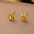 Minimalistische goldene Gänseblümchen-Ohrstecker mit polierten Blütenblättern - Gänseblümchen Ohrstecker / 10mm / Gold