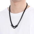 Primer plano del collar de cadena bizantina negra pesada con cabezas de dragón en un hombre - Negro
