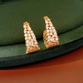 Makroaufnahme von 18k vergoldeten U-förmigen Ohrringen mit Zirkonia-Mikropflaster - Gold