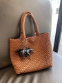 Handgewebte braune Leder-Tote-Bag mit schwarzem Bulldogge-Anhänger auf einer Bank - Braun (Kein Anhänger)