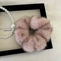 Chouchou en peluche rose poudré avec collier de perles sur un cadre noir élégant - Rose