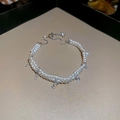 Detail van de dubbellaagse parelarmband met verstelbare sluiting en druppelvormig kristal - Armband - Zilver