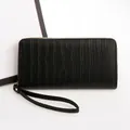 Portefeuille long noir motif crocodile pour femme avec fermeture éclair et dragonne chic - Noir
