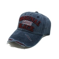 Dettaglio del cappello da baseball in denim lavato con ricamo 3D e visiera logorata - M(56-58cm) / Blu Notte