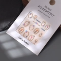 Nahaufnahme von 3D-Nailart-Set mit Perlen und Goldblumen auf dunklem Hintergrund - MJ-024 Goldbronze