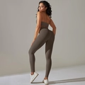 Nahaufnahme von nahtlosem Rippstrickstoff des mokkafarbenen Yoga-Sets mit hoher Taille - Braun