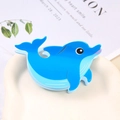 Détail d'une pince à cheveux dauphin bleue en résine d'acétate sur un magazine - 8.7×5.5cm / Bleu