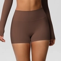 Dettaglio di pantaloncini yoga caffè a vita alta con texture senza cuciture e vestibilità - S / Marrone castagna