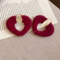 Détail macro de boucles d'oreilles cœur rouge avec bordure dorée et texture de fils - 49# Créole Cœur Fil Enroulé Rouge Rose