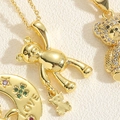 Collier pendentif ours doré avec zircone émeraude et médaille gravée LOVE - Deux Ours