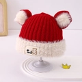 Dettaglio di un cappello in maglia rossa per neonati con orecchie e toppa Smile - 3-8 Anni / Rosso
