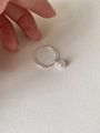 Eleganter Ring aus 925er Silber mit feinem weißem Perlenanhänger im minimalistischen Stil - Geschlossener Stil - HK Größe 16 / Silber Perlenanhänger Stil