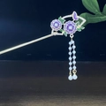 Traditionelle Gold-Haarnadel mit lila Blumen und weißen Perlenquasten auf dunklem Holz - Lila Fächer Blume Schmetterling Quaste Stil (0369)
