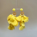 Pendientes de flores de tela amarilla con aro de resina ámbar y detalles de perlas - Amarillo