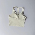 Détail d'un soutien-gorge de sport beige avec rembourrage intégré et dos multi-brides - Ivoire