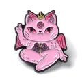Pin's chat rose en émail avec des ailes de démon et un symbole de pentagramme - Chat Rose Diabolique