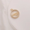 Macro detail of a 14K gold-plated circular pendant with Mom text and zircon inlay - Mom / 18mm