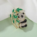 Goldene Panda-Brosche mit weißen Strasssteinen und grünen Emaille-Bambusblättern - Seitlich Kletternder Panda (XZ245)