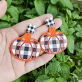 Auffällige orangefarbene Kürbis-Ohrhänger mit schwarz-weißem Buffalo-Karo-Muster - Karierter Kürbis