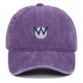 Détail d'une casquette en coton lavé violet foncé avec écusson brodé de la lettre W - Violet