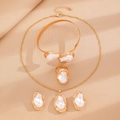 Conjunto de joyas de perlas barrocas con collar, pulsera, anillo y pendientes dorados - Juego de joyas de perlas artificiales barrocas, 4 piezas (Collar) / Dorado
