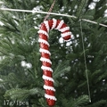 Detail von rot-weißem Glitzer-Zuckerstangen-Schmuck am Weihnachtsbaum mit Maßen - Große Zuckerstange