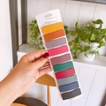 Dettaglio di 10 fermagli per capelli rettangolari opachi colorati su un cartoncino a mano - Colori Scuri (Quadrato)