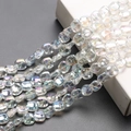 Makroaufnahme von 12mm irisierenden AB Glasperlen mit Rautenschliff für DIY Schmuck - AB Weiß
