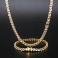 Nahaufnahme von vergoldetem Tennis-Halsketten und Armband-Set mit runden Zirkonia-Steinen - Halskette 20 Zoll / Breite 6mm / Gold
