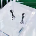 Detalle de pendientes de circón plateados con engaste de 4 garras y cierre de rosca de bola - Color Acero