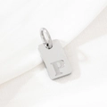 Silberner rechteckiger Edelstahl-Anhänger mit eingraviertem P und kleinem Verbindungsring - Buchstabe P (KLJ9848-Z) / Silber