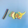 Gelbes Dinosaurier-Silikon-Sensorikboard mit bunten flexiblen Schnüren für Kinder - Dinosaurier / Gelb