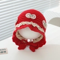 Détail du bonnet tricoté rouge pour bébé avec bordure dentelle et motifs cerises - 6 mois - 2 ans / Rouge