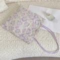 Detail der floralen Tragetasche mit weißem Spitzenüberzug und lila Tragegriffen - Lila + Retro-Spitze