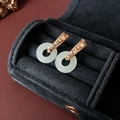 18K Gold Ohrringe mit hellgrünem Jade-Kreis in einer schwarzen Samt-Geschenkbox - Ohrenschnalle Hohl Stil / Gold-Grün