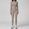 Tuta sportiva da donna color tortora con mezza zip e cuciture modellanti sul corpo - Latte d'avena