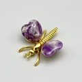 Broche de mariposa dorado con alas de amatista en forma de corazón y fondo gris - Amatista / Dorado