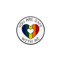 Spilla smaltata con cuore arcobaleno e scritta You Are Safe With Me su sfondo bianco - Stile Cuore Arcobaleno You Are Safe With Me (CZ1237-3)