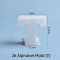 Siliconen mal letter T voor epoxyhars en DIY ornamenten op blauwe achtergrond - Letter T