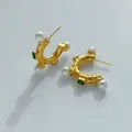 Orecchini a C in acciaio dorato con perle bianche e accenti di zircone verde smeraldo - Orecchini d'oro con zircone verde perla consistenza fusa (D2334)