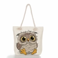 Dettaglio della borsa tote in tela beige con stampa di gufo e manici in corda spessa - Gufo di Profilo Classico