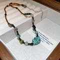 Collana di perline colorate in stile vintage con ciondolo turchese in una scatola di legno - Marrone-Verde