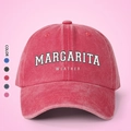 Détail d'une casquette en coton rose délavé avec broderie Margarita Weather et options de couleurs - Taille unique / Rouge Pastèque