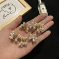 Lot de cinq élégantes barrettes à fleurs dorées et perles blanches en main - Mini Pince à Cheveux Fleur Perle Doré (Lot de 5)